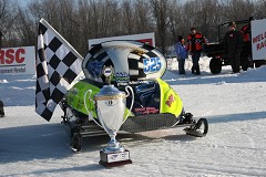 525 with Trophy and Flag